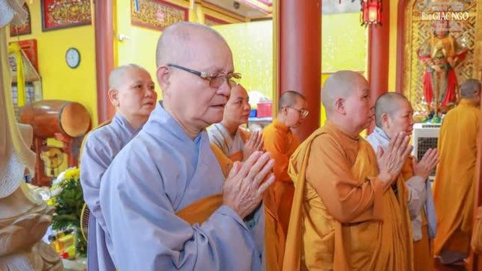 Chư tôn đức thành kính tưởng niệm