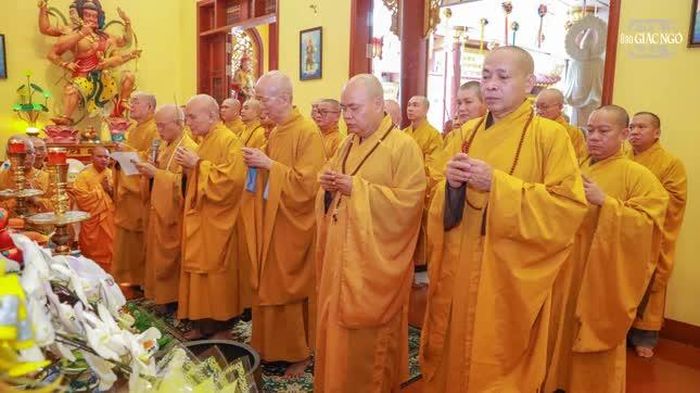Chư tôn giáo phẩm dâng hương tưởng niệm Giác linh Hòa thượng Thích Thanh Ngọc