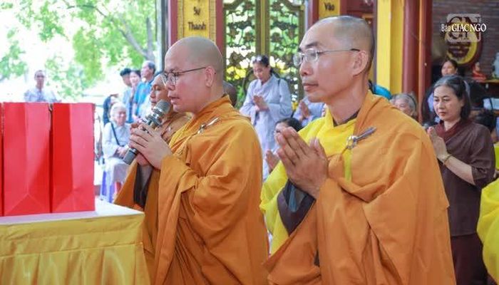 Đại đức Thích Minh Đạo, trụ trì chùa Khuông Việt tác bạch