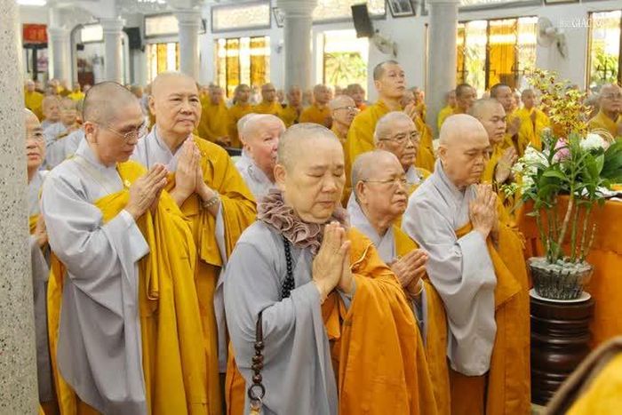Chư tôn đức thành kính tưởng niệm - Ảnh: Diệu Hiếu