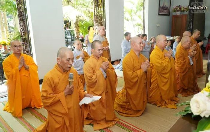 Hòa thượng Thích Giác Trí đại diện môn đồ đệ tử tác bạch