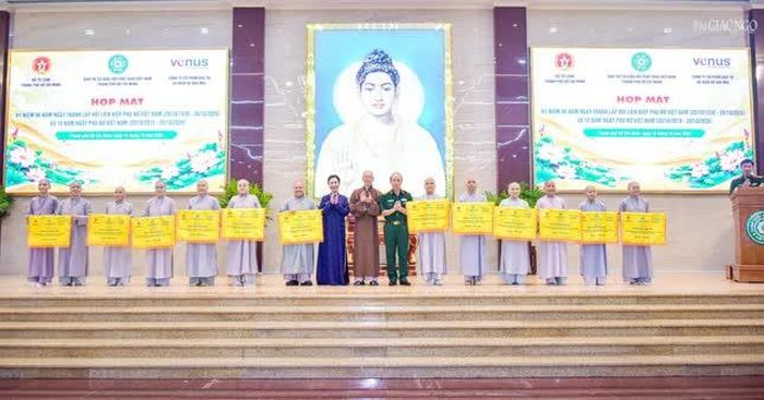 Đại diện 12 đội thi nhận cờ luân lưu