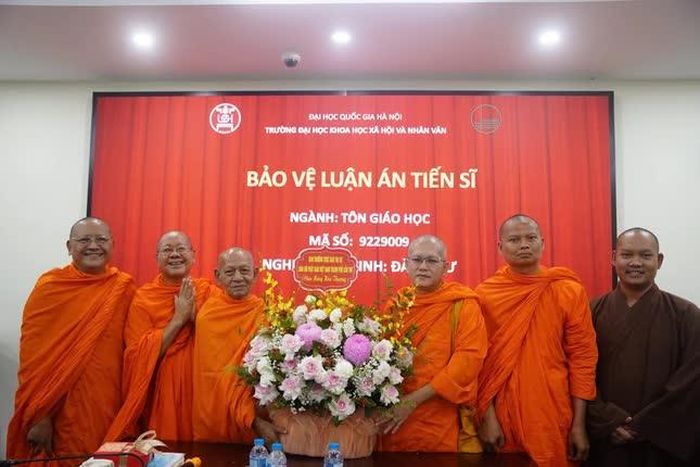 Những lẵng hoa tươi thắm chúc mừng Hòa thượng Đào Như