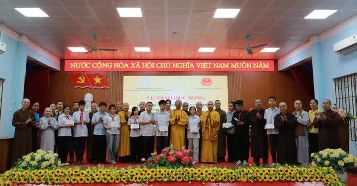 Các em học sinh, sinh viên dân tộc thiểu số có hoàn cảnh khó khăn tại xã Linh Hồ đón nhận học bổng hỗ trợ từ Phân ban Phật tử Dân tộc Trung ương 