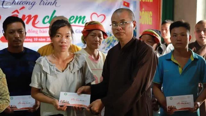 Phân ban Phật tử Dân tộc Trung ương trao tặng 100 phần quà đến các em học sinh và các hộ gia đình