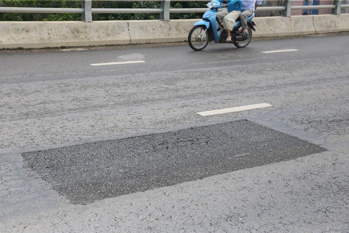 Các vị trí hư hỏng trên mặt cầu vượt đường sắt đã được vá.