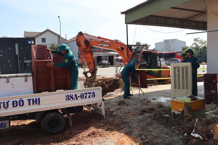 Phường Hà Huy Tập hỗ trợ người dân di dời tài sản, GPMB dự án đường Hàm Nghi (ảnh do phường cung cấp).
