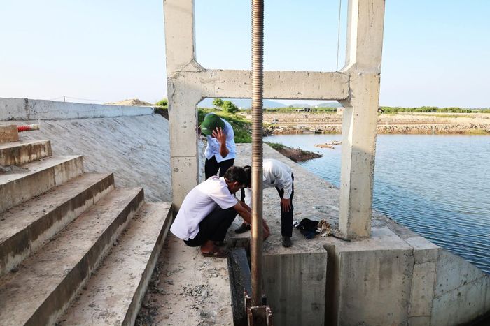 Lãnh đạo phường Trần Phú đôn đốc, kiểm tra tiến độ các công trình xây dựng trên địa bàn (ảnh do phường cung cấp).