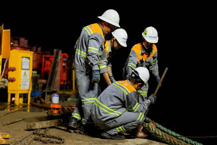 Quá trình vận chuyển đòi hỏi sự phối hợp chặt chẽ giữa đơn vị thi công và các lực lượng chức năng, gồm Sở Xây dựng, Cảng vụ TP.HCM, lực lượng hoa tiêu, Bộ đội Biên phòng cùng CSGT đường thủy, đường bộ. Từ cảng Đông Xuyên, đoàn sà lan sẽ đi qua vịnh Ghềnh Rái, theo các tuyến sông Dinh, Thị Vải, Lòng Tàu, Nhà Bè trước khi tiến vào sông Sài Gòn. Để bảo đảm an toàn, đoàn chỉ di chuyển vào ban ngày và neo đậu tại các vị trí được bố trí trước vào ban đêm.