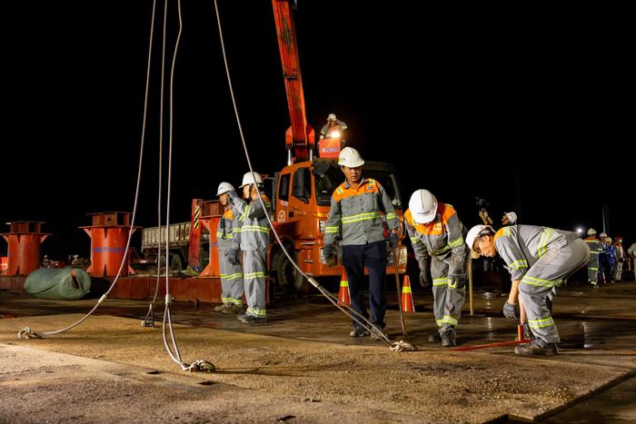Sau đó sà lan sẽ rời cảng Đông Xuyên, bắt đầu hành trình vượt 124km qua vùng biển và các tuyến sông lớn về trung tâm TP. Đoàn gồm một tàu kéo công suất lớn đảm nhiệm lực kéo chính, hai tàu lai dắt áp mạn hỗ trợ điều chỉnh hướng đi và một tàu kéo dự phòng túc trực trong suốt hành trình. Các phương tiện lưu thông trên tuyến luồng được yêu cầu tuân thủ hướng dẫn điều tiết, giữ khoảng cách an toàn tối thiểu 5km với đoàn lai dắt.