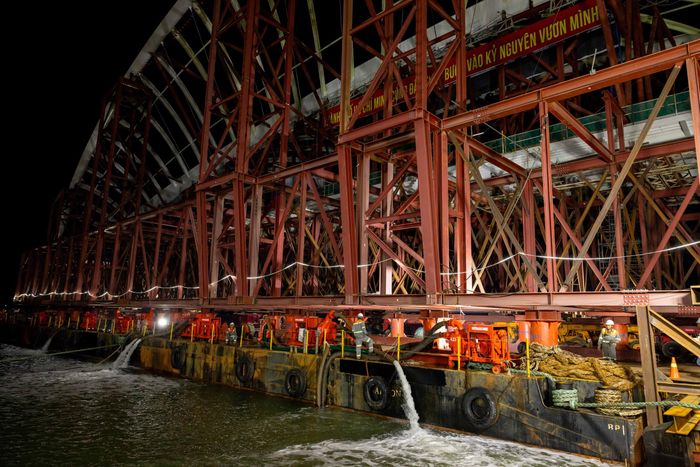 Để kiểm soát tuyệt đối trạng thái cân bằng, hệ thống dằn (ballast) lập tức bước vào chu trình vận hành tự động liên tục. Lúc này, nước tại các két dằn phần mũi được bơm xả ra ngoài để triệt tiêu trọng tải, và một lượng lớn nước lập tức được bơm vào các két ở phía đuôi nhằm tạo ra đối trọng tương ứng. Quá trình "bơm ra – hút vào" nhịp nhàng diễn ra liên tục theo từng mét di chuyển của hệ thống SPMT và sự giám sát sát sao của hàng trăm kỹ sư, công nhân.