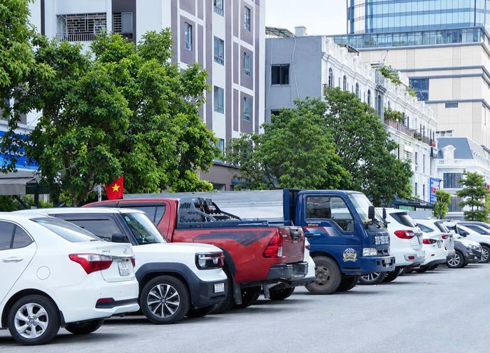 Ô tô đỗ nối thành nhiều hàng trên các tuyến đường quanh khu chung cư Arita và chung cư 389 tại khối 2 Quán Bàu, phường Vinh Hưng (Nghệ An) khiến phần lòng đường dành cho phương tiện lưu thông bị thu hẹp đáng kể.