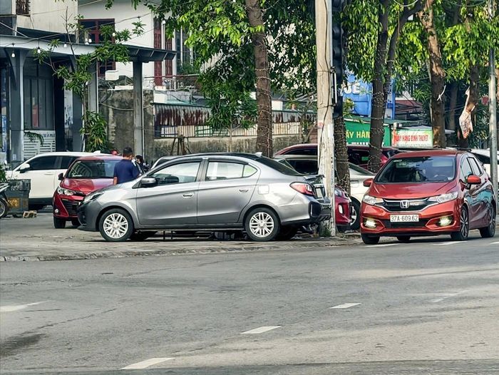 Khu vực xung quanh khu chung cư Bảo Sơn, phường Trường Vinh (Nghệ An) các phương tiện đỗ xuống cả lòng đường Nguyễn Sỹ Sách.