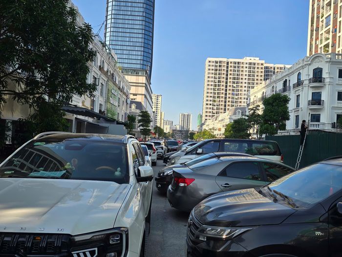 Phương tiện ô tô tại các tòa nhà chung cư khu vực phường Quang Trung cũ, đỗ dày đặc trên đường Đinh Tiên Hoàng, phường Thành Vinh (Nghệ An).