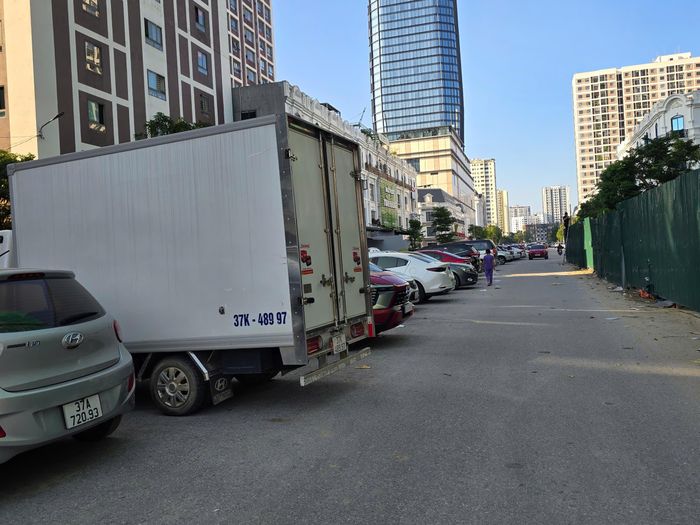 Cư dân các chung cư trên địa bàn phường Thành Vinh, xoay xở tìm chỗ đỗ xe mỗi khi về nhà.