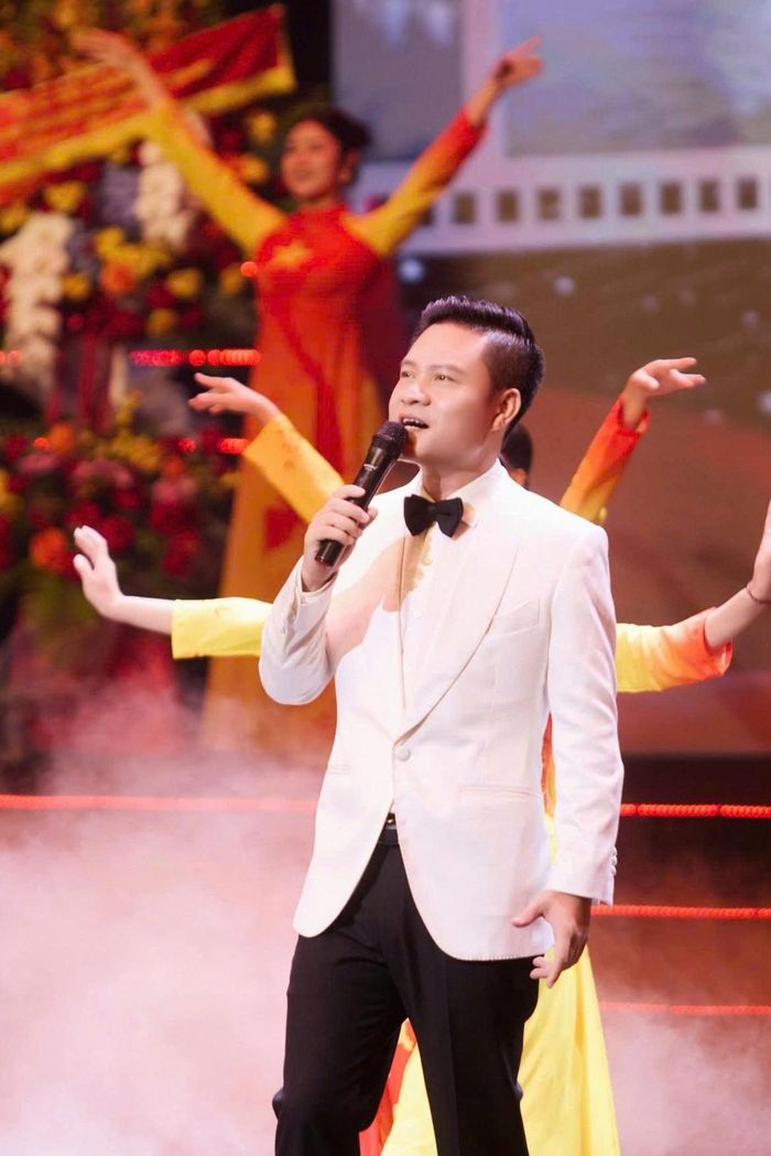NSƯT Hoàng Tùng từng giành Quán quân Sao Mai 2003.