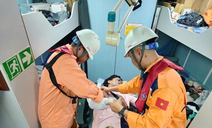 Bệnh nhân được đội ngũ cứu nạn hàng hải chăm sóc y tế ban đầu trên tàu chuyên dụng.