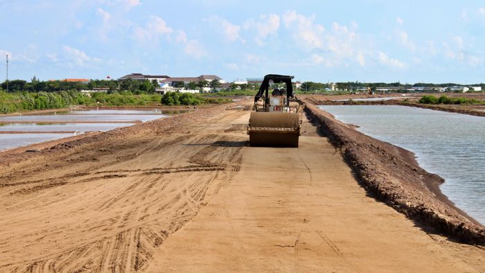 Một đoạn trên tuyến đường từ cầu Tư Cồ đến chùa Linh Ứng đang thi công lớp cát san lấp mặt bằng.
