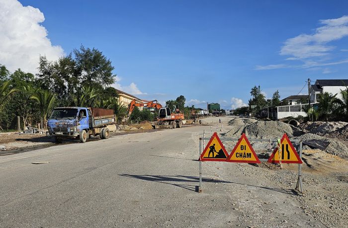 Đại diện Ban QLDA Đầu tư xây dựng Nam Sông Hương thông tin, gói thầu số 20 thuộc dự án đường Tố Hữu nối dài đi sân bay Phú Bài đã thi công nền, móng đường 1,8/3,4km, đạt khoảng 52,9% và đã thảm nhựa một số đoạn dài khoảng 200m. Gói thầu số 21, đã thi công nền, móng đường 87.912/297.480m², đạt khoảng 29,5% và 5 cầu trên tuyến đạt khoảng 45% khối lượng.
