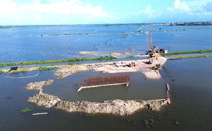 Một người dân ở phường Thanh Thủy cho biết, dự án triển khai đã lâu, nhưng trên công trường rất ít bóng người, dở dang, không có biển báo, rào chắn… gây nguy hiểm cho người dân đi lại trong mùa mưa lụt. Thời điểm này, ở Huế đang bước vào mùa mưa, lụt khiến việc thi công giữa ruộng nước mênh mông gặp rất nhiều khó khăn.