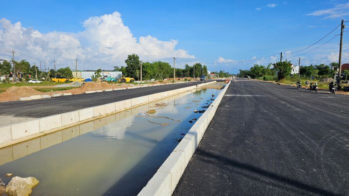 Trong khi đó, gói thầu số 20, nhà thầu đã hoàn thành phần nền, móng đường chiều dài khoảng 2km, thảm nhựa lớp 1 dài khoảng 400m và đang tiếp tục đẩy nhanh các hạng mục còn lại theo hợp đồng.