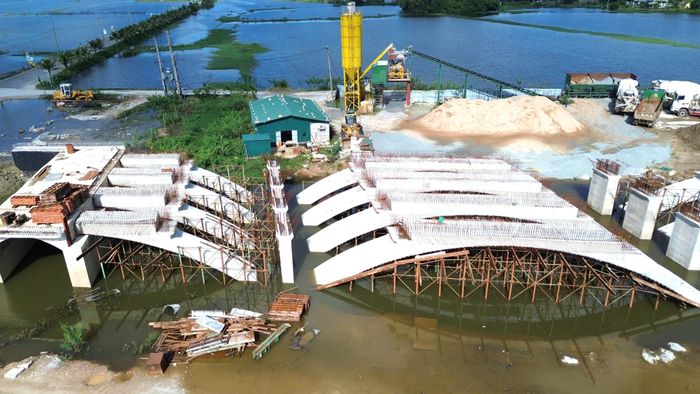 Theo Ban QLDA Đầu tư xây dựng Nam Sông Hương, do thi công ì ạch, một nhà thầu nằm trong liên danh gói thầu 21 bị chủ đầu tư xử phạt với tổng số tiền 411 triệu đồng và chấm dứt hợp đồng thi công.