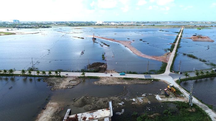 Tại gói thầu số 21, khối lượng thấp, nhà thầu mới thi công nền, móng đường một số đoạn và 5 cầu trên tuyến. Một số đoạn được đắp cát và đất đỏ, bùn đất lầy lội, nhiều đoạn chìm giữa ruộng nước.