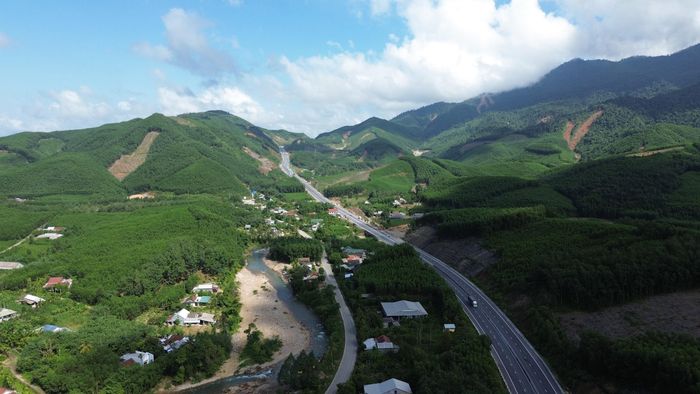 Đại diện Ban QLDA đường Hồ Chí Minh cho biết, nhà thầu đang tập trung triển khai xử lý kỹ thuật các vị trí sạt trượt phát sinh do đợt mưa bão năm 2025. Cùng với đó, các hạng mục phụ trợ như hệ thống giao thông thông minh ITS, thu phí tự động không dừng ETC, trạm kiểm tra tải trọng xe… cũng đang được triển khai để bảo đảm tiến độ hoàn thành vào tháng 12/2026.