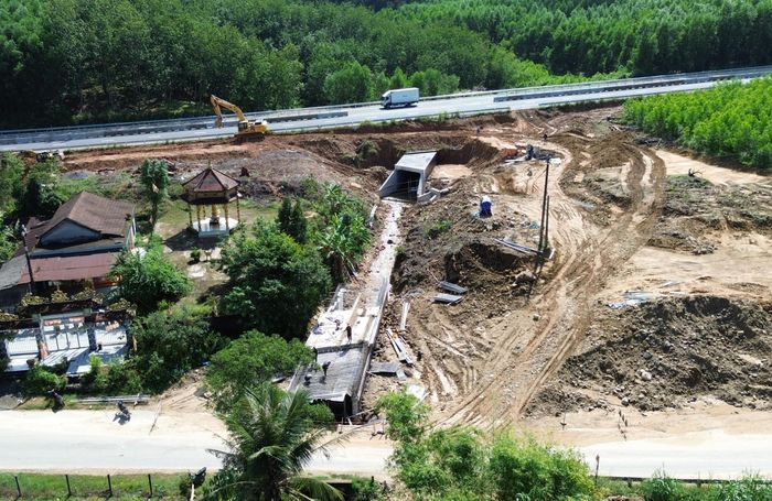 Thông tin về tiến độ thi công thực tế, ông Trần Văn Quang, cán bộ Ban QLDA mở rộng cao tốc La Sơn - Hòa Liên cho biết, đến nay nhà thầu đã cơ bản hoàn thành 4/5 cống thoát nước và dự kiến sẽ hoàn thành toàn bộ hệ thống thoát nước vào cuối tháng 10/2026.