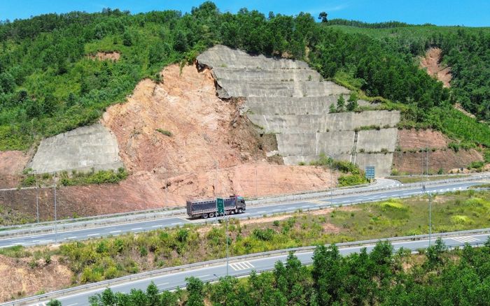 Theo Ban QLDA mở rộng cao tốc La Sơn - Hòa Liên, mưa lũ cuối năm 2025, một phần ta luy tại vị trí nút giao N1 ở Km 13+250 trên cao tốc La Sơn - Hòa Liên bị sạt lở nghiêm trọng, gây tắc nghẽn giao thông kéo dài và ảnh hưởng lớn đến việc đi lại của người dân.