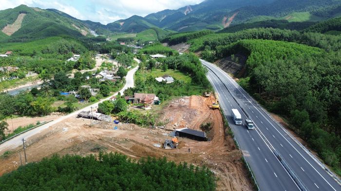 Cụ thể, thiết kế dịch chuyển nhánh N1 về vị trí Km 14+960 để đảm bảo ổn định công trình, thuận tiện cho việc lưu thông kết nối với hạ tầng giao thông trong khu vực và giữ nguyên vị trí nhánh N2. Tuyến nhánh N1 được thiết kế phù hợp quy mô của tuyến Tỉnh lộ 14B, hiện trạng đường cấp IV miền núi tốc độ thiết kế 40km/h.