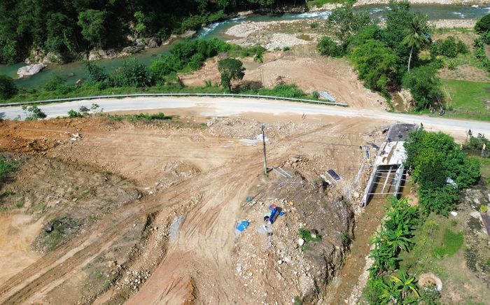 Tuy nhiên, việc di dời hạ tầng kỹ thuật vẫn đang gặp một số vướng mắc. Qua đó, dự kiến trong tháng 10 mới hoàn thành di dời hệ thống điện và nước, còn hạ tầng viễn thông hiện vẫn chưa có phương án xử lý. Chủ đầu tư nhấn mạnh, việc các đơn vị chậm trễ di dời hạ tầng sẽ gây ảnh hưởng trực tiếp đến tiến độ chung của toàn dự án.