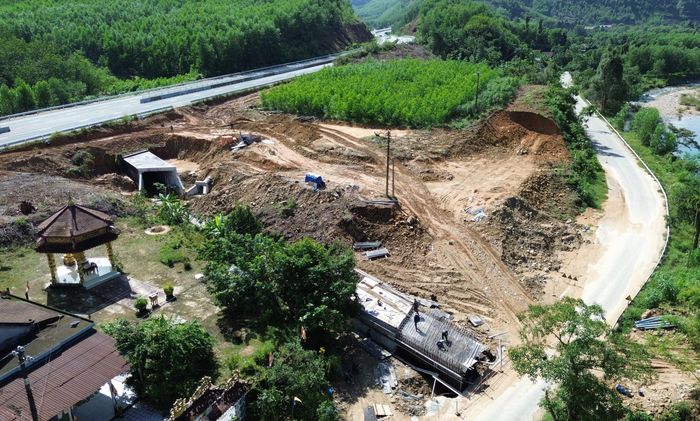 Sau nhiều lần khảo sát, Ban QLDA đường Hồ Chí Minh và các đơn vị liên quan đánh giá khu vực này tiếp tục có nguy cơ sạt lở trong mùa mưa lũ tới nên đã thống nhất phương án điều chỉnh dịch chuyển nhánh N1, nút giao Khe Tre đến Km 14+960 có vị trí tương đối bằng phẳng, không xảy ra sạt trượt.