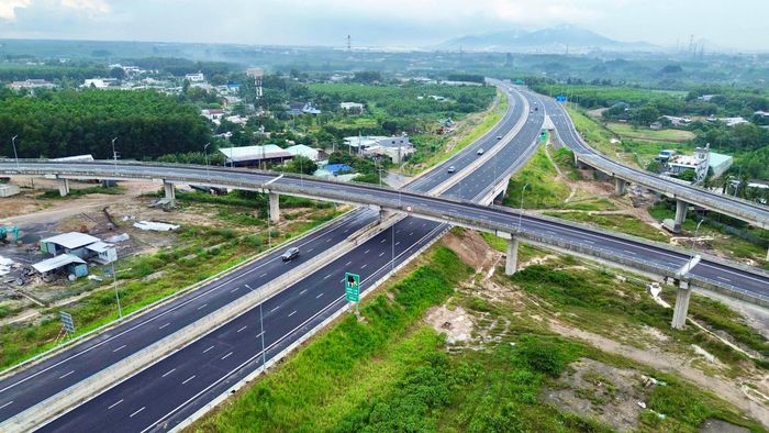 Song song với việc hoàn thiện các nút giao, phương án tổ chức giao thông trên cao tốc Biên Hòa - Vũng Tàu cũng đang được tính toán theo hướng tăng khả năng kết nối, đáp ứng nhu cầu đi lại giữa TP Đồng Nai, TP.HCM và khu vực cảng biển. Tại buổi kiểm tra ngày 4/10, Phó Thủ tướng Thường trực Phạm Gia Túc yêu cầu TP.HCM và TP Đồng Nai sớm thống nhất phương án tổ chức giao thông, cho các loại ô tô, trừ phương tiện quá khổ, quá tải, lưu thông trên phạm vi tuyến được phép khai thác, thay vì chỉ giới hạn xe đến 9 chỗ như giai đoạn đầu.