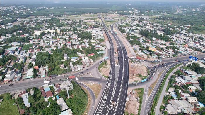 Ông Trần Đình Việt, Giám đốc dự án thành phần 2 cao tốc Biên Hòa - Vũng Tàu (Ban QLDA 85) cho biết, nút giao Tân Hiệp là một trong những nút giao quan trọng trên tuyến cao tốc Biên Hòa - Vũng Tàu. Công trình kết nối với nút giao quốc lộ 51 của cao tốc Bến Lức - Long Thành, tạo điều kiện tổ chức giao thông liên thông giữa hai tuyến.