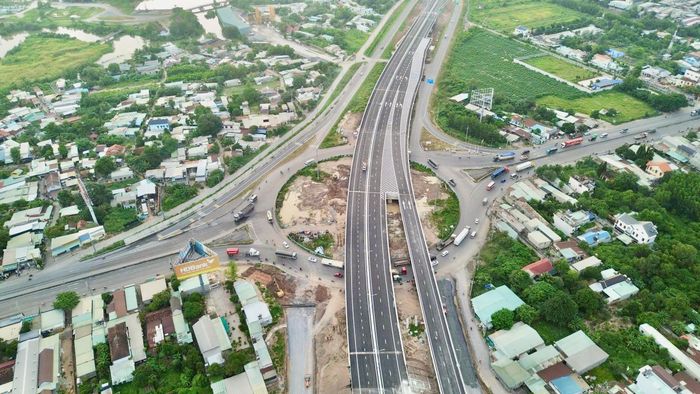 Tuy nhiên, do nút giao Tân Hiệp chưa được đưa vào khai thác, phương tiện từ cao tốc Bến Lức - Long Thành khi đến nút giao quốc lộ 51 vẫn phải rời cao tốc để tiếp tục hành trình trên tuyến quốc lộ này. Việc chưa thể chuyển tiếp trực tiếp sang cao tốc Biên Hòa - Vũng Tàu không chỉ làm gián đoạn hành trình mà còn duy trì áp lực giao thông lên quốc lộ 51.