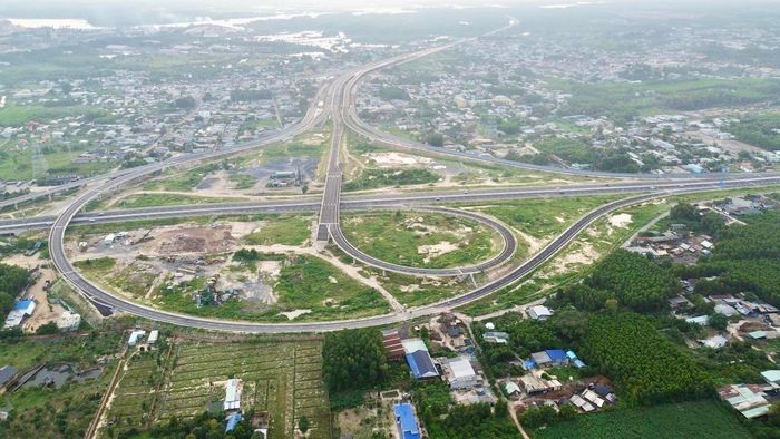 Khi nút giao Tân Hiệp được đưa vào sử dụng, phương tiện có thể chuyển tiếp giữa hai tuyến cao tốc mà không phải đi qua đoạn quốc lộ 51 như hiện nay. Đây là điều kiện quan trọng để phát huy hiệu quả của cao tốc Bến Lức - Long Thành sau khi thông xe toàn tuyến, đồng thời tăng khả năng kết nối giữa các khu vực kinh tế, đô thị và đầu mối vận tải lớn ở phía Nam.