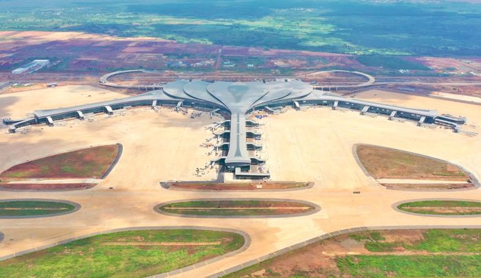 Trong bối cảnh sân bay Long Thành đang được đẩy nhanh tiến độ hoàn thiện, mạng lưới cao tốc kết nối đóng vai trò quan trọng trong việc tổ chức luồng giao thông giữa sân bay, các đô thị và cụm cảng biển lớn phía Nam. Khi các điểm kết nối được đưa vào khai thác đồng bộ, phương tiện sẽ có thêm lựa chọn hành trình, hạn chế tình trạng dồn xe vào các tuyến đường hiện hữu.