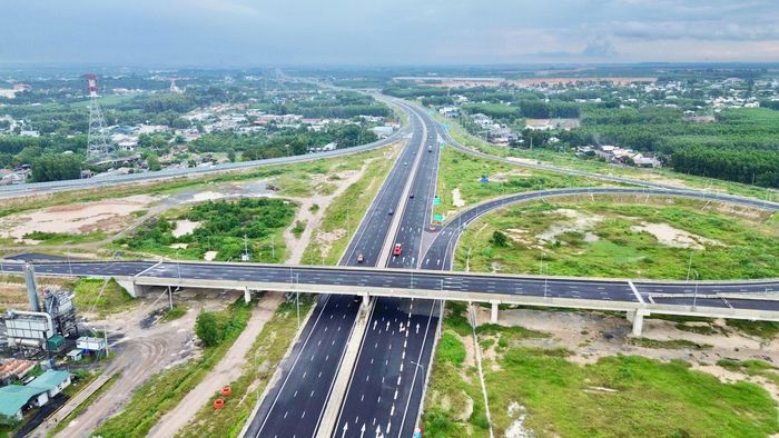 Ghi nhận thực tế, nút giao Tân Hiệp đã cơ bản hoàn thành thi công. Mặt đường trên cầu vượt và các nhánh kết nối được hoàn thiện, vạch phân làn, biển báo và hệ thống rào chắn đã được bố trí. Các hạng mục này là cơ sở để tổ chức giao thông khi công trình đáp ứng đầy đủ điều kiện khai thác.
