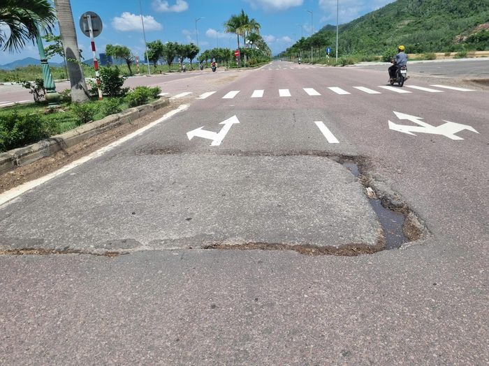 Nhiều vị trí hư hỏng được khắc phục trước đó đã bị bong tróc, nứt lên từng mảng lớn.