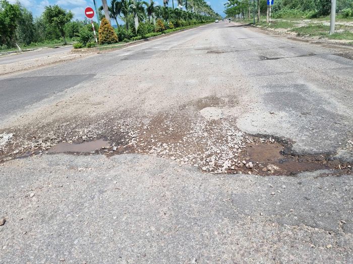Nhiều vị trí trên tuyến ĐT.638 qua phường Quy Nhơn Bắc phát sinh hư hỏng kéo dài gần hết một làn đường.