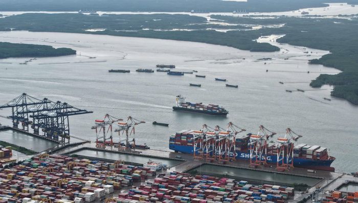Cảng biển và hệ thống logistics giữ vai trò quan trọng trong kết nối hàng hóa từ TP.HCM với thị trường khu vực và quốc tế.