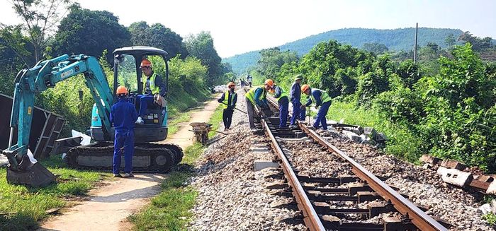 Thời tiết mưa nhiều trong thời gian vừa qua ảnh hưởng đến tiến độ.