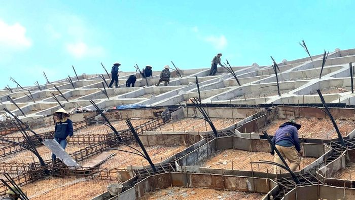 Công nhân thi công gia cố mái cơ tại ống hầm số 1.