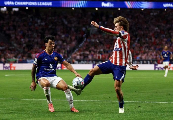 Trung vệ Lisandro Martinez trong trận đấu với Man United.