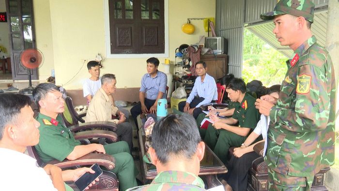 Đoàn công tác gặp các nhân chứng cao tuổi để trao đổi manh mối về các liệt sĩ hy sinh trong chiến tranh.