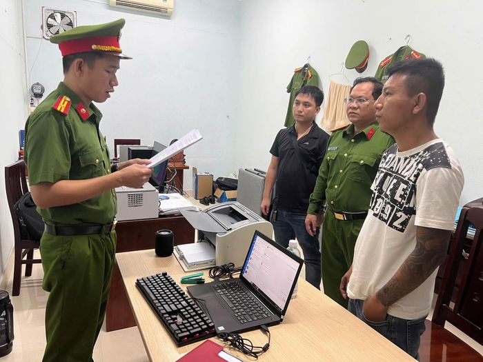 Đối tượng Huỳnh Văn Minh Nhựt (áo trắng). (Ảnh: Công an cung cấp).