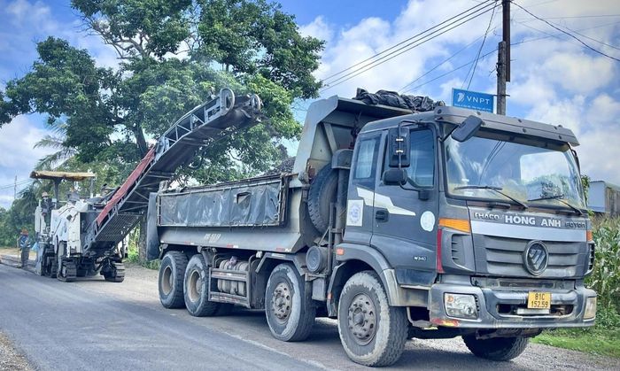Thi công sửa chữa mặt đường trên đường tỉnh 667 đoạn qua xã Ya Ma.