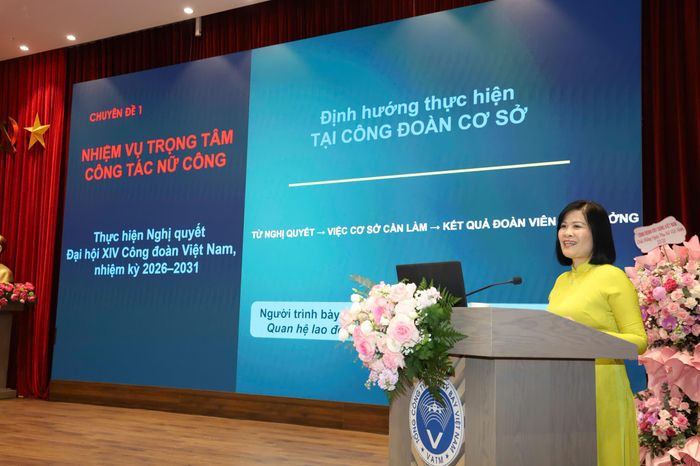 Đồng chí Đỗ Thị Hồng Vân, Phó ban Quan hệ lao động, Tổng Liên đoàn Lao động Việt Nam, trình bày chuyên đề về nhiệm vụ trọng tâm công tác nữ công và định hướng triển khai tại công đoàn cơ sở.