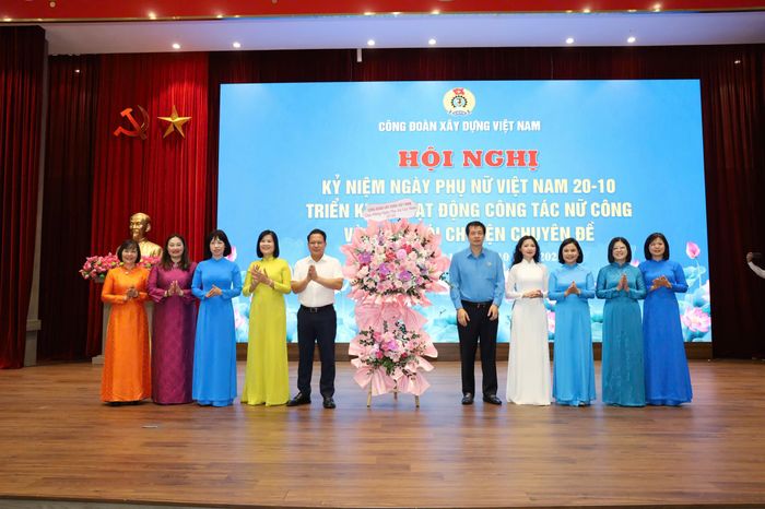 Lãnh đạo Công đoàn Xây dựng Việt Nam tặng hoa chúc mừng nữ đoàn viên, người lao động ngành Xây dựng nhân dịp Ngày Phụ nữ Việt Nam 20/10.